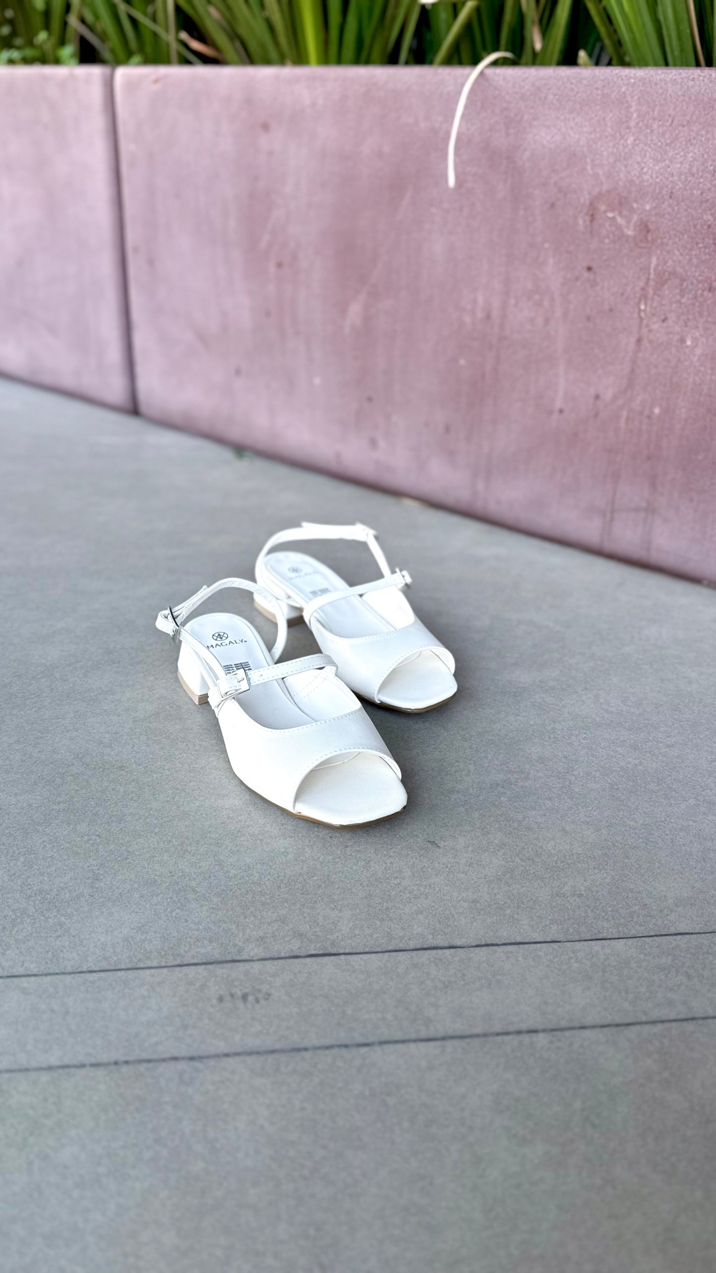 1748 Tacón bajito de hebilla lateral abierto