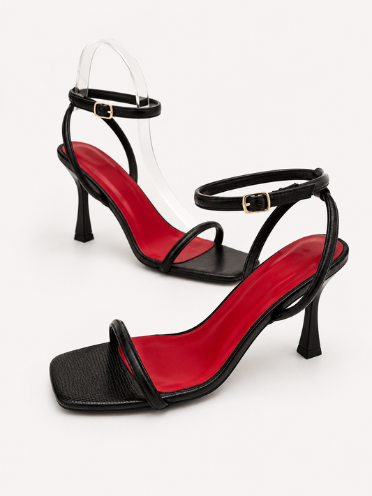 20. Tacón bajito con pulsera y suela roja