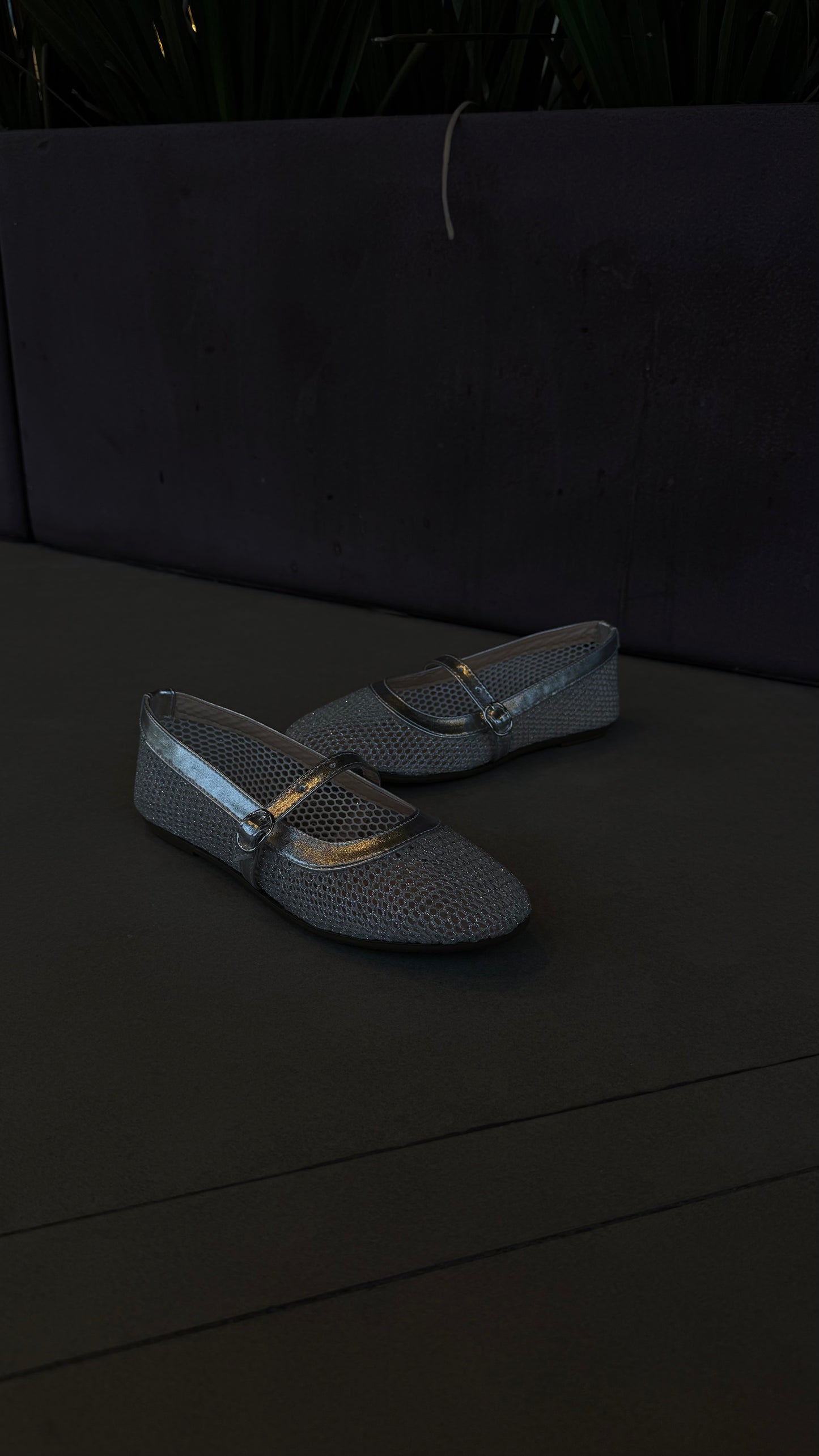Zapatito de red en acabado plata.