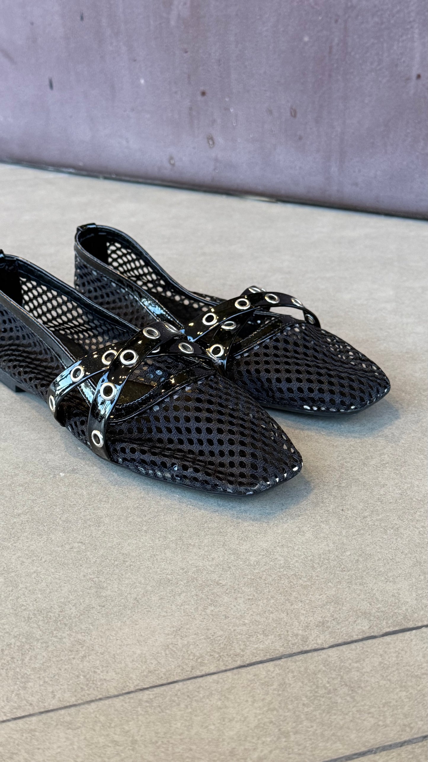 Zapatito de Red con Correas Cruzadas y Ojillos - Black Mesh