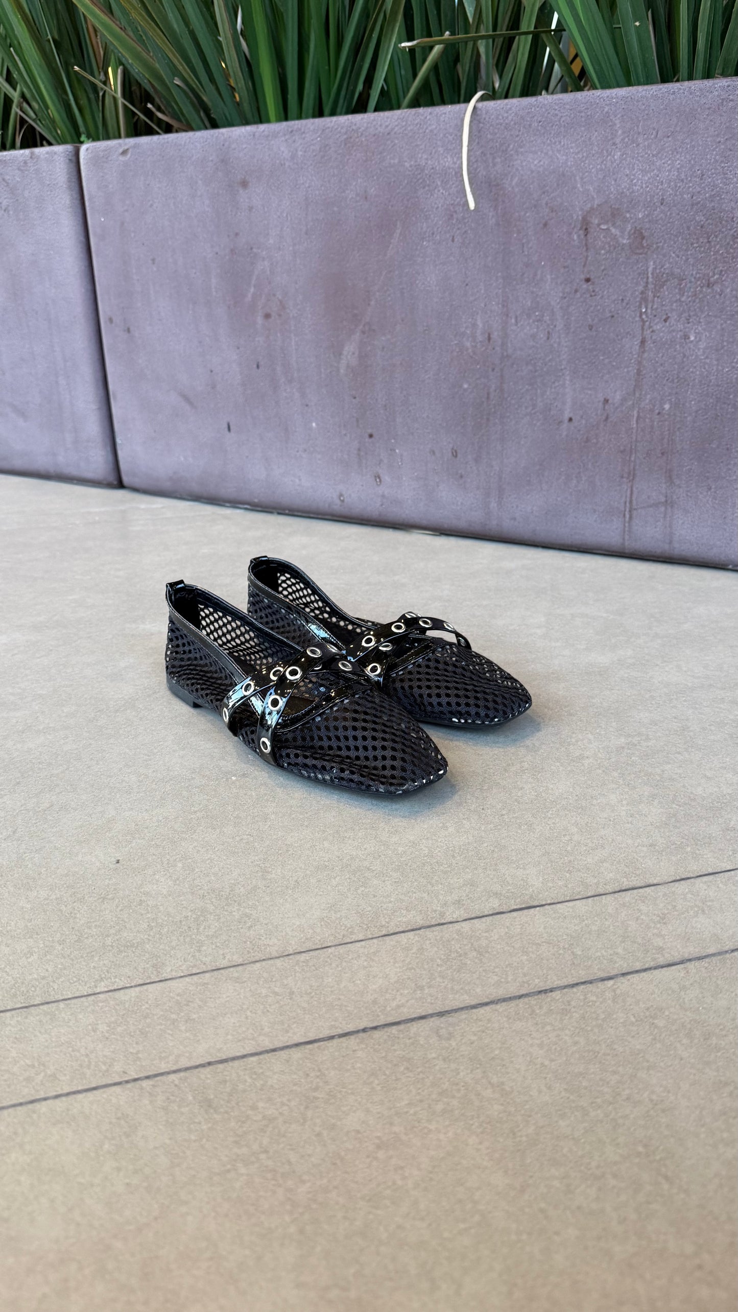 Zapatito de Red con Correas Cruzadas y Ojillos - Black Mesh