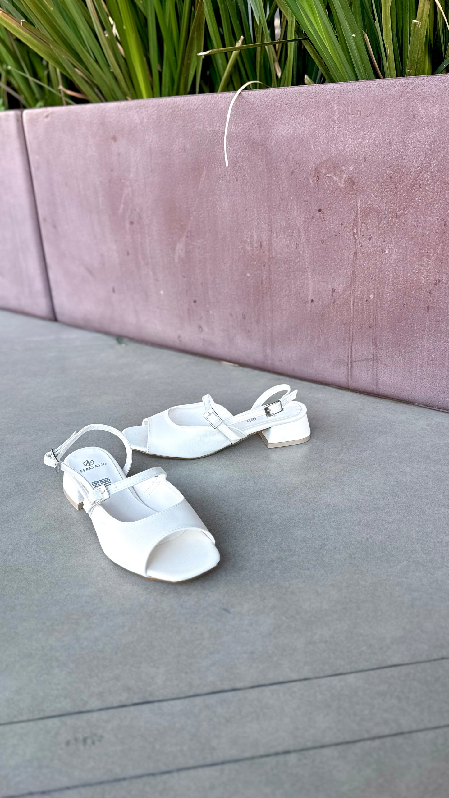 1748 Tacón bajito de hebilla lateral abierto