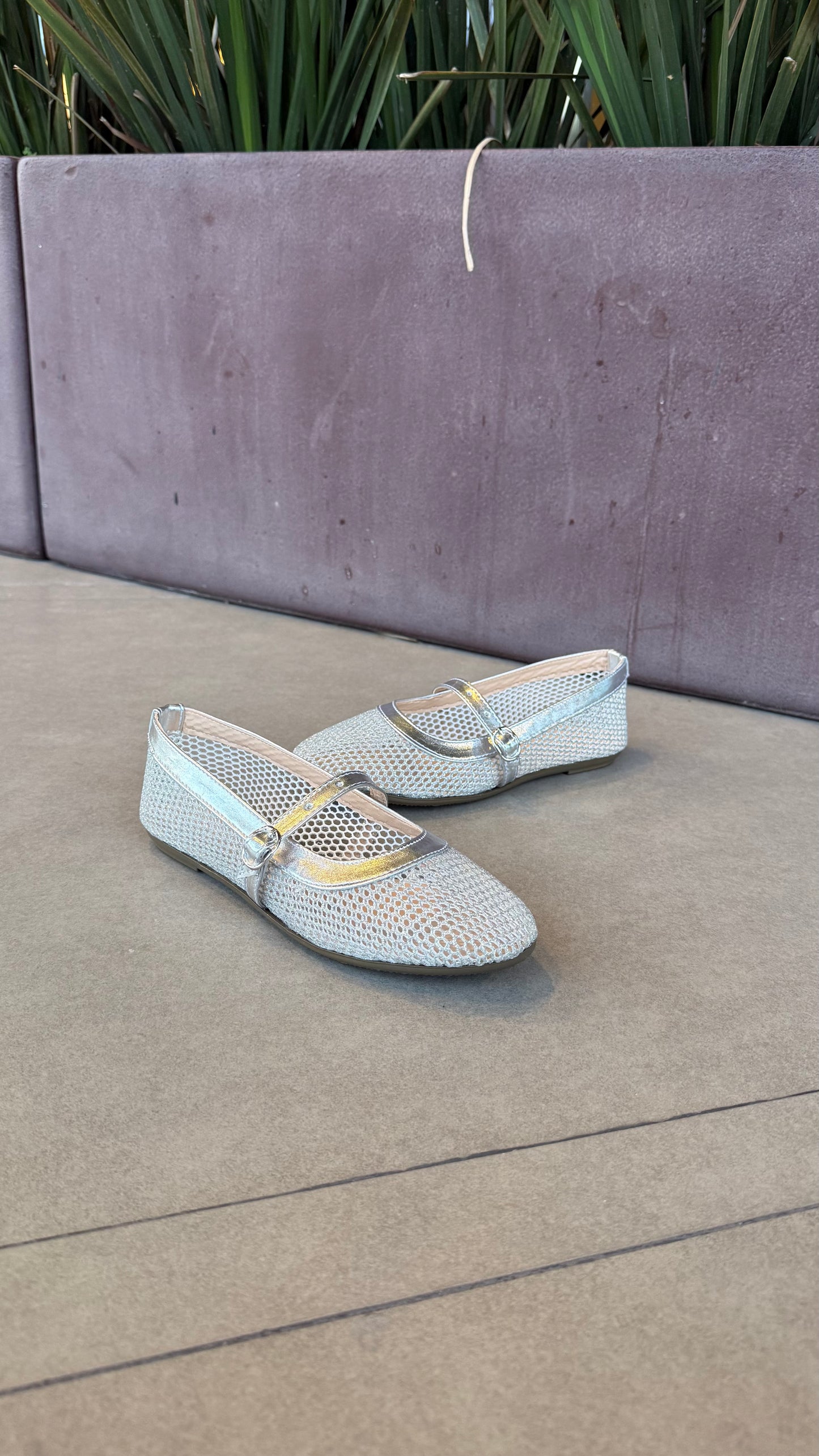 Zapatito de red en acabado plata.