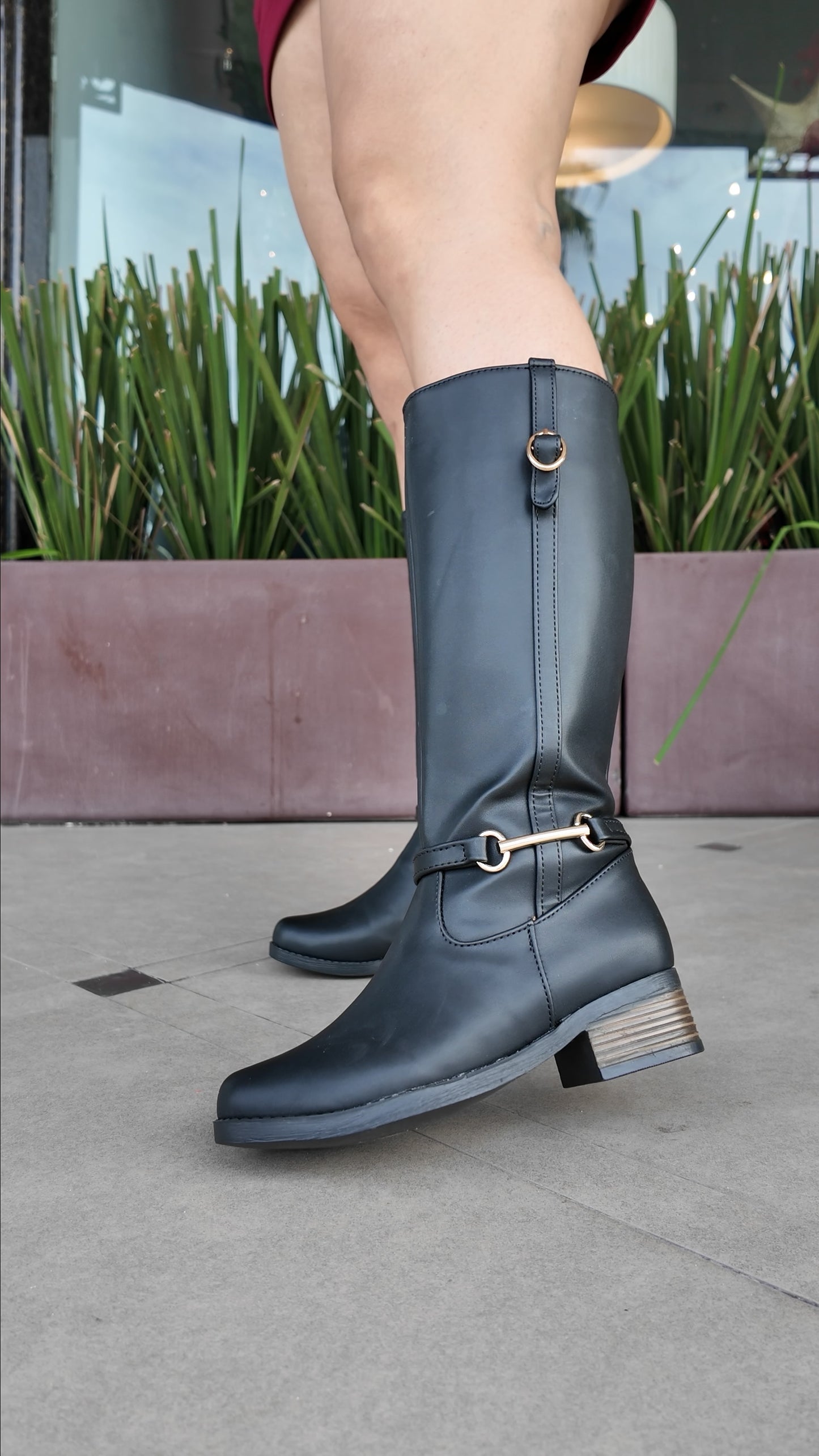 Mod. 555 Bota de piso hebilla dorada