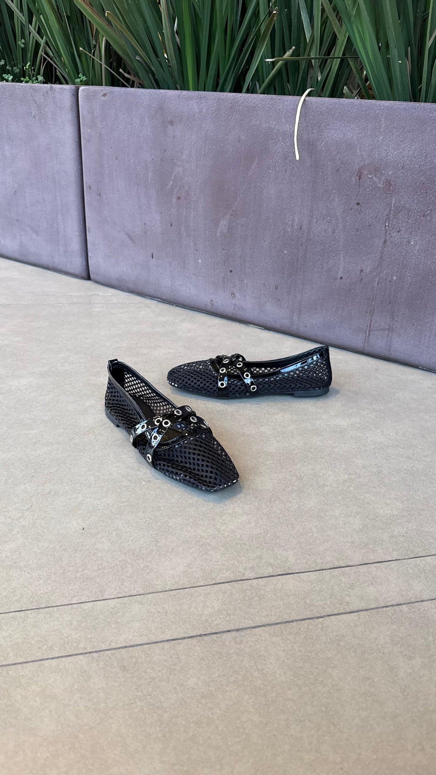 Zapatito de Red con Correas Cruzadas y Ojillos - Black Mesh