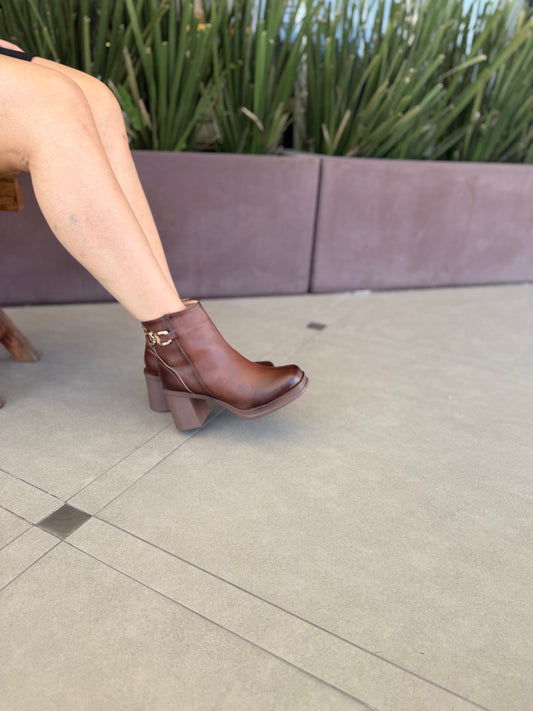 Mod. 911 botín con herraje cuadro