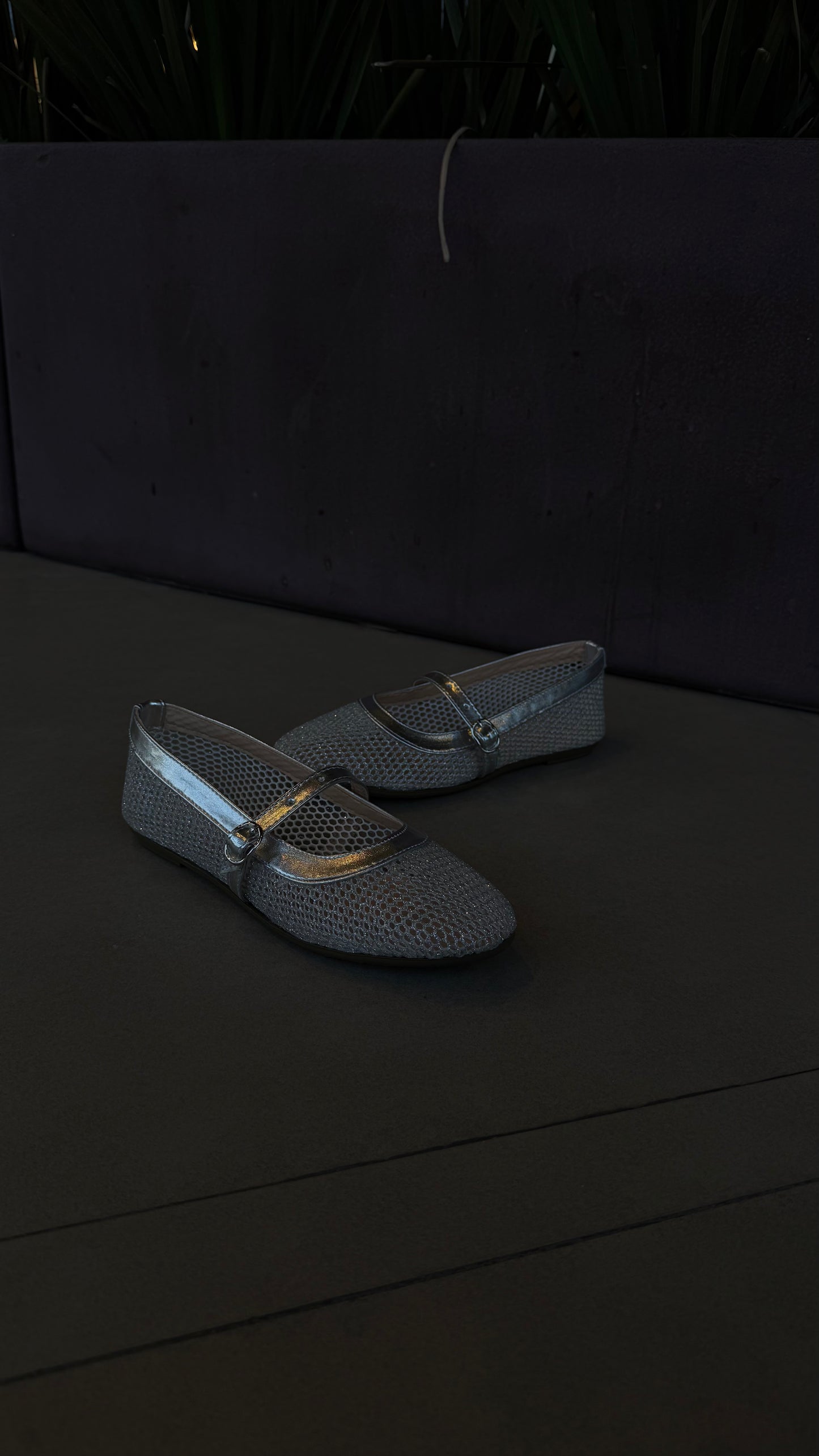 Zapatito de red en acabado plata.