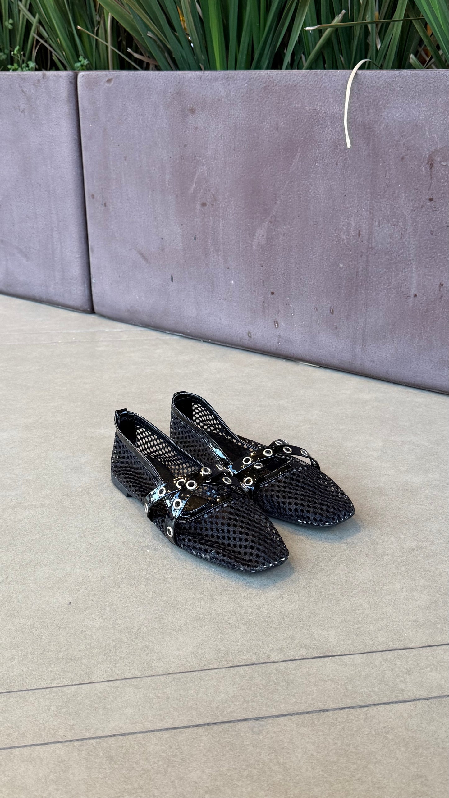 Zapatito de Red con Correas Cruzadas y Ojillos - Black Mesh