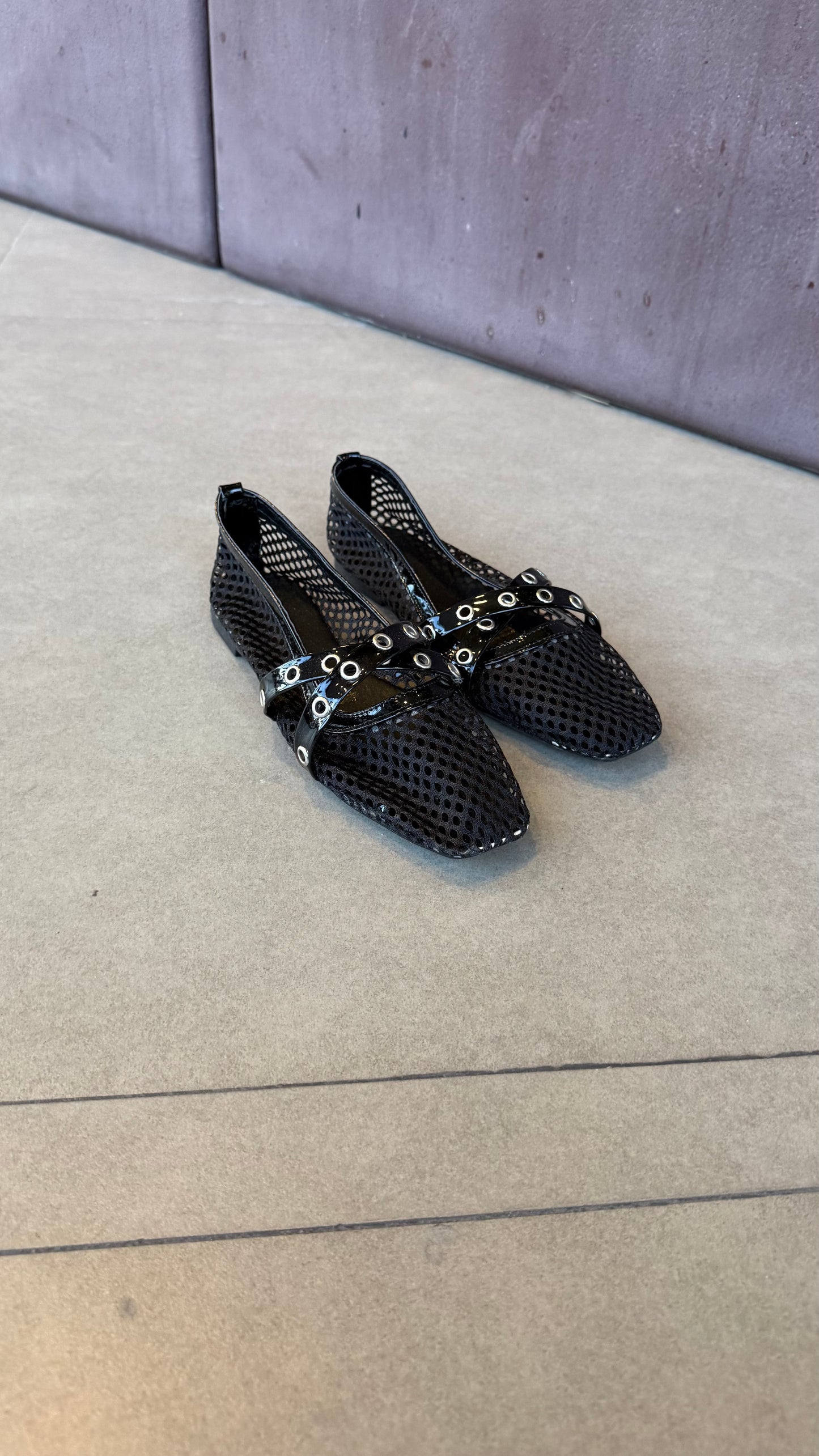 Zapatito de Red con Correas Cruzadas y Ojillos - Black Mesh