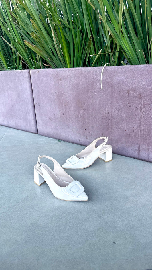 1545 tacón cerrado puntiagudo rectángulo enfrente