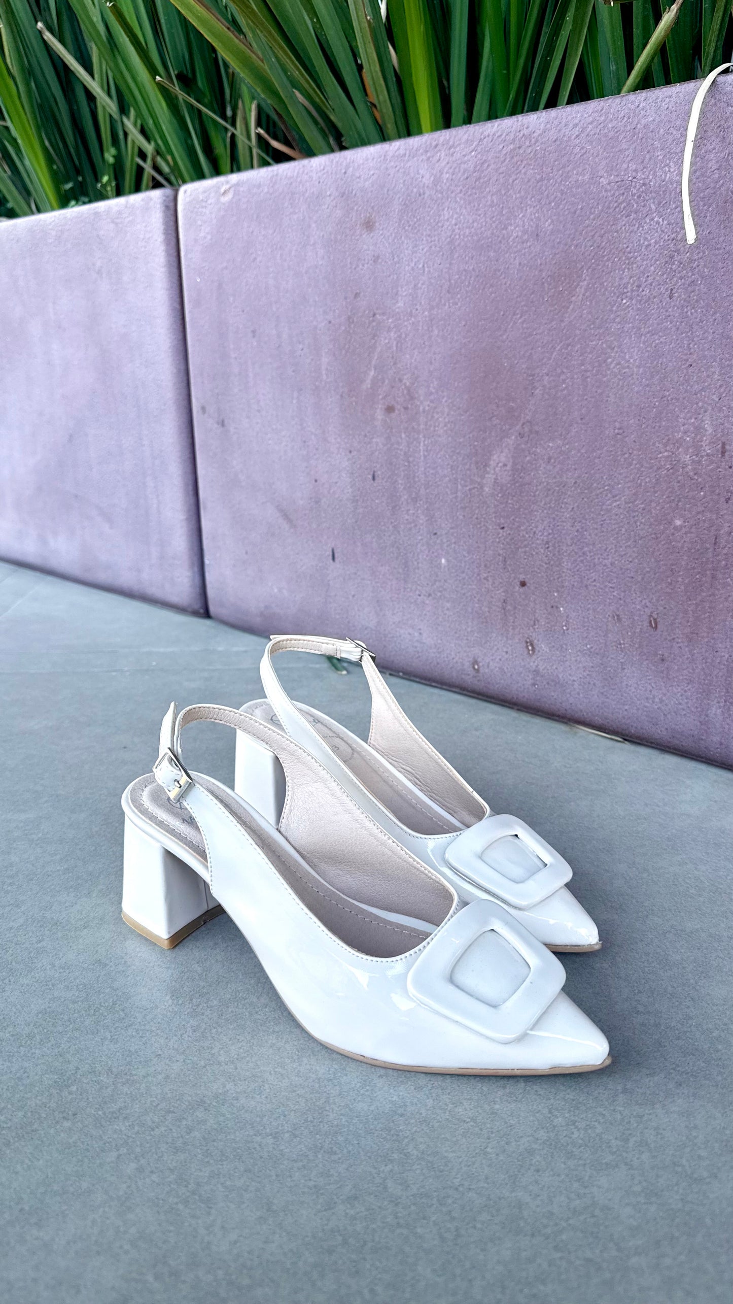 1545 tacón cerrado puntiagudo rectángulo enfrente