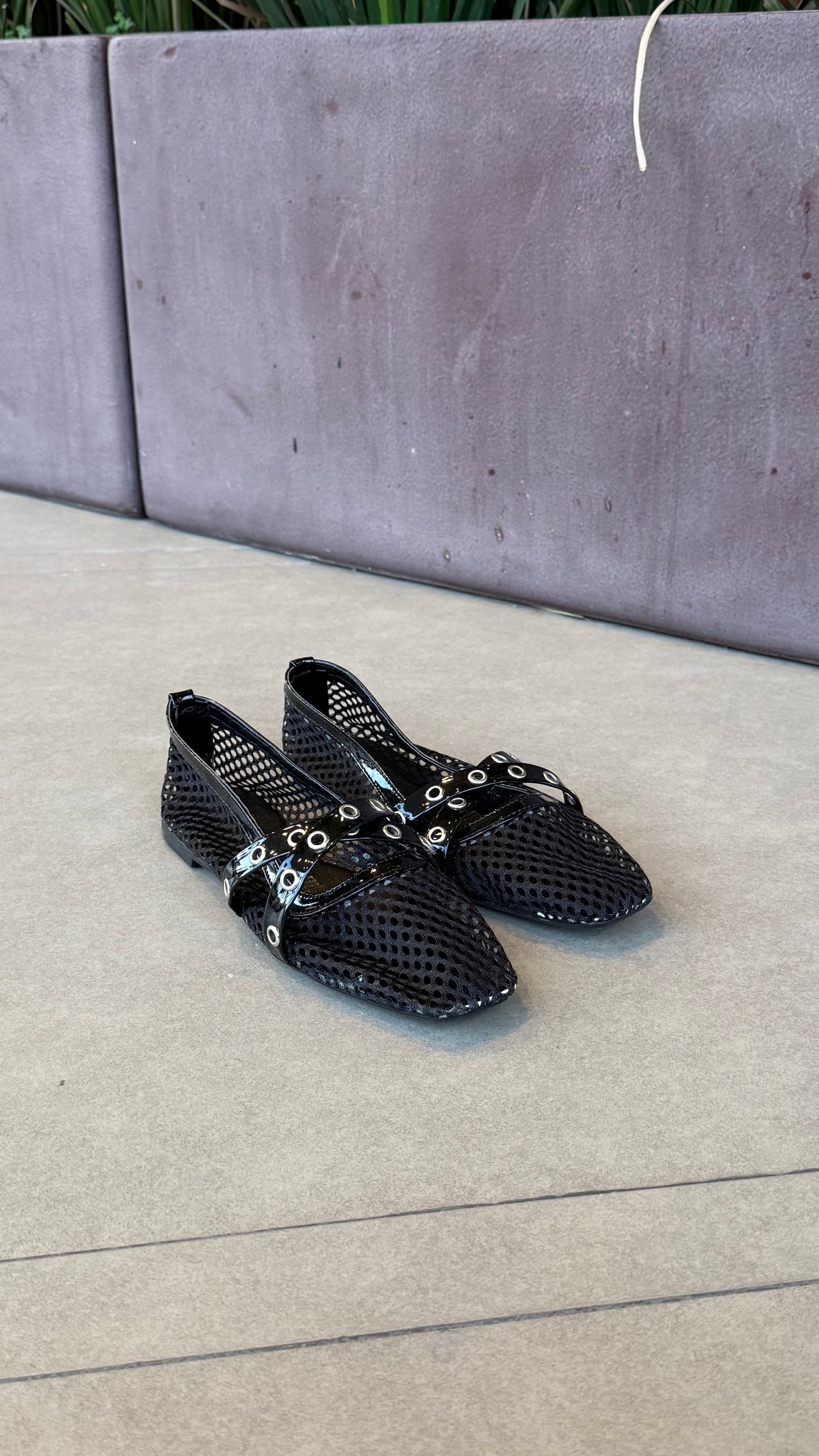 Zapatito de Red con Correas Cruzadas y Ojillos - Black Mesh