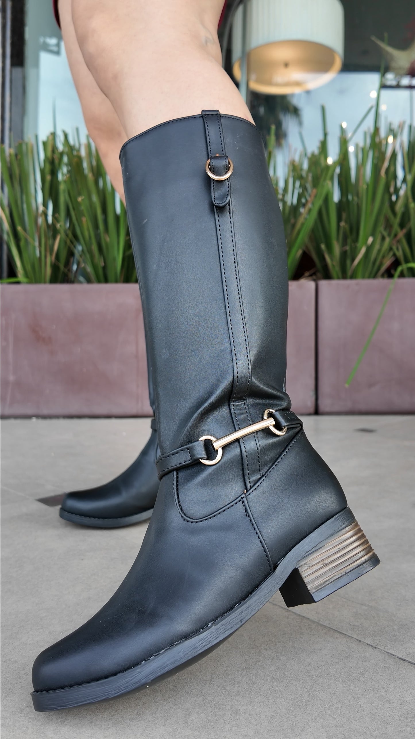 Mod. 555 Bota de piso hebilla dorada