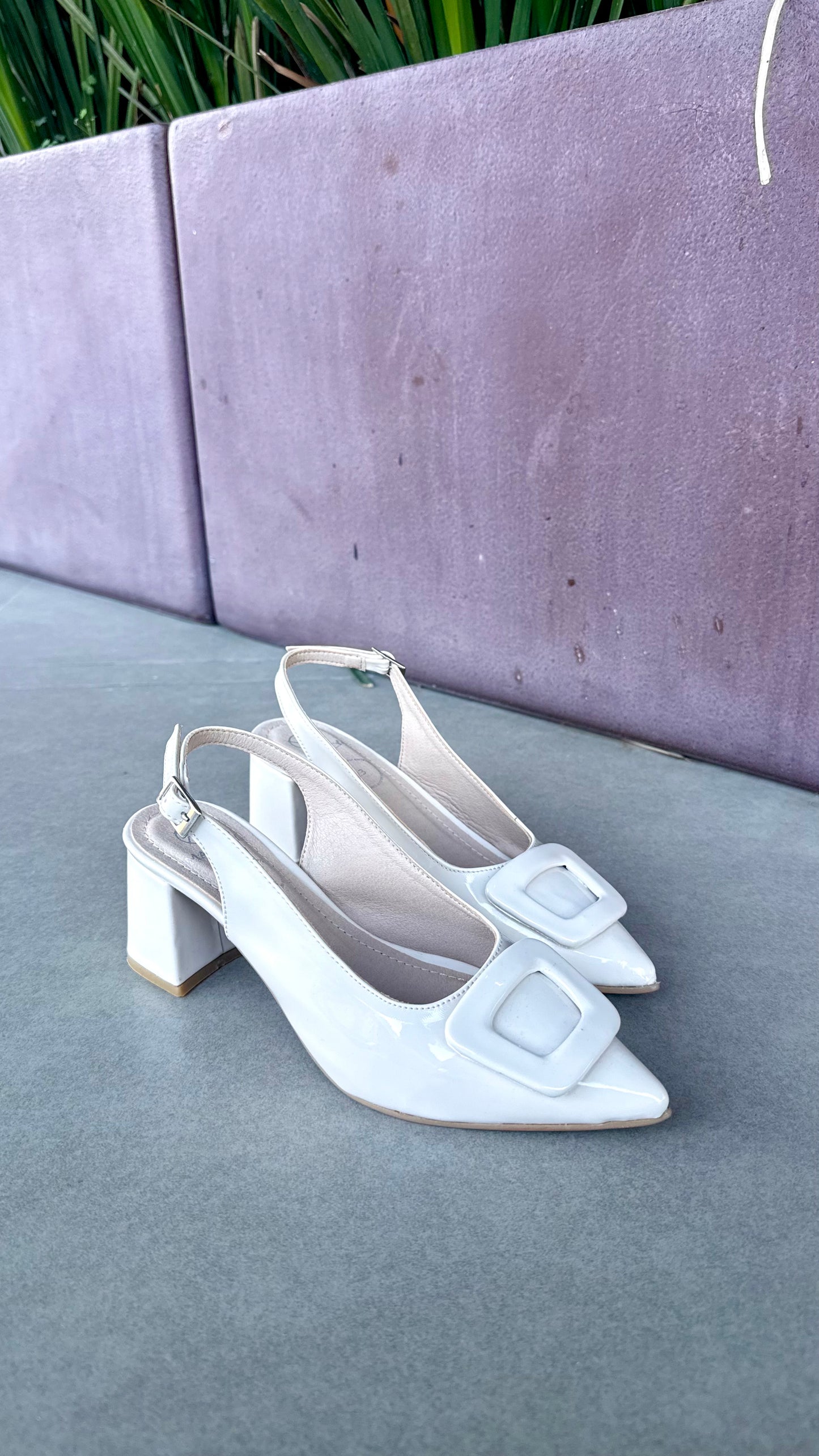 1545 tacón cerrado puntiagudo rectángulo enfrente