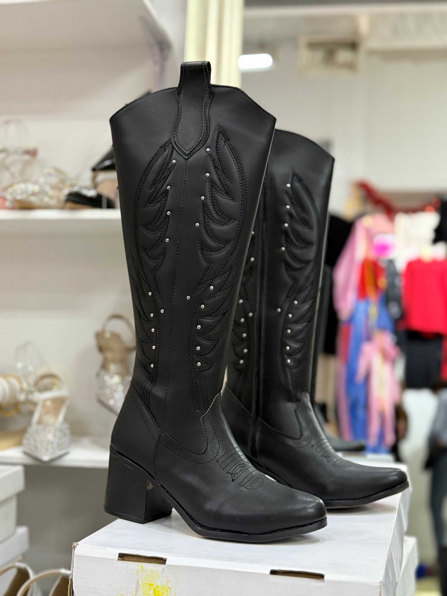 Mod. 1224 bota tacón bajito con estoperoles