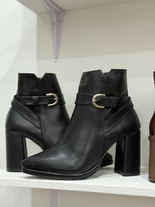 936 botín de tacón con hebilla plata